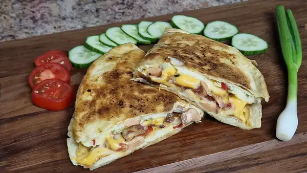 Easy Breakfast Wrap – Egg, Cheese & Bacon Inside!🌯